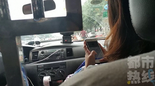 出租车司机飞踹暗访记者，已被西安长安区终生禁止从业
