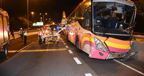 香港旅游大巴与出租车相撞致5人死亡，30余人受伤