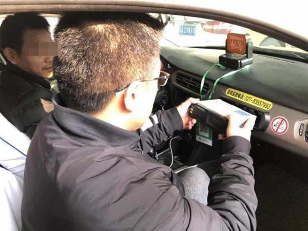 武汉火车站多辆出租车被查出计价器安装作弊装置