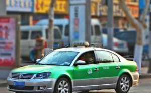 青岛醉酒男子抢夺出租车方向盘致发生车祸，获刑三年