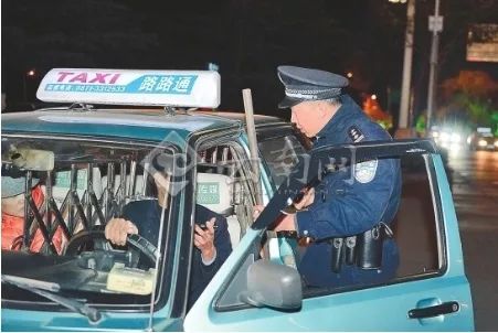 昆明网民提议出租车拆除车内防护栏，官方：已讨论但无共识
