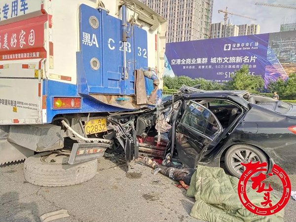 哈尔滨一网约车追尾环卫车：网约车司机死亡，乘客母女受伤